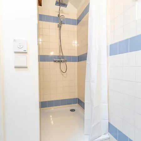 Black - Large Spacious One Bedroom Penthouse Loft