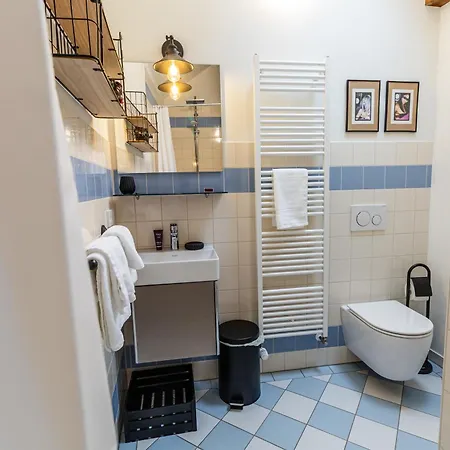Black - Large Spacious One Bedroom Penthouse Loft Apartamento