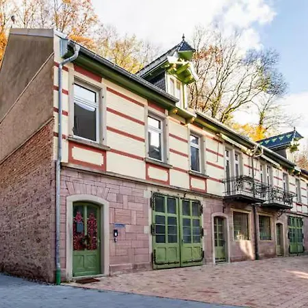 Black - Large Spacious One Bedroom Penthouse Loft